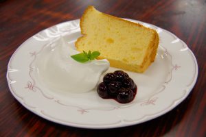 シフォンケーキベリーソース付き