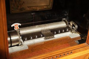 小さな金属から生まれ、木のぬくもりとともに奏でられる、暖かい音色